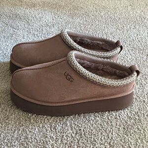 UGG TAZZ II
Rocky Oak
Size 9
NEVER WORN